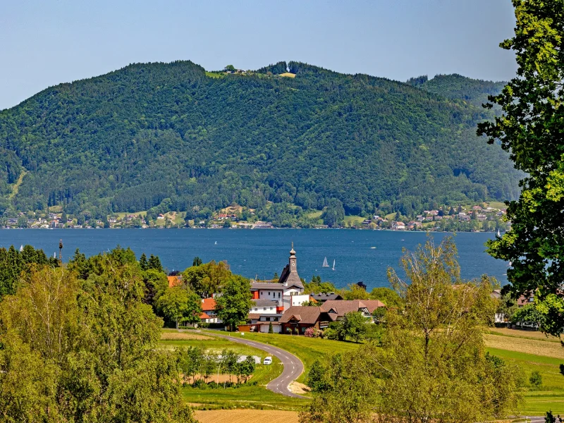 Eine Nahaufnahme des Ausblicks auf den Attersee