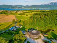 Die Drohnenaufnahme von Westen - der Attersee im Hintergrund