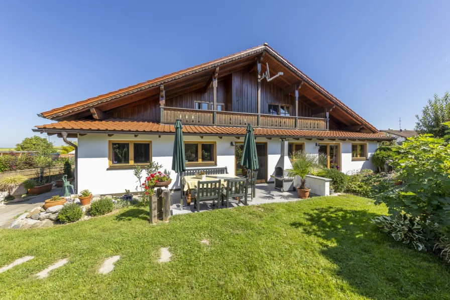 Die Sonnenseite auf das schöne Landhaus  - Haus kaufen in Kößlarn - Traumhaftes Chiemgauer Alpenchalet mit großzügigem Wintergarten in ruhiger Lage im Inntal in Kößlarn
