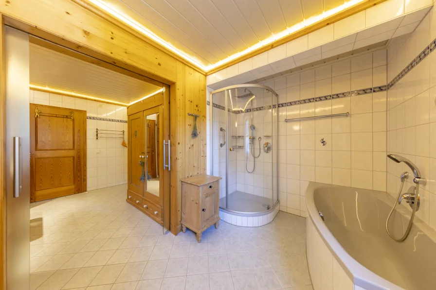 Das geräumige Badezimmer mit Dusche und Badewanne 