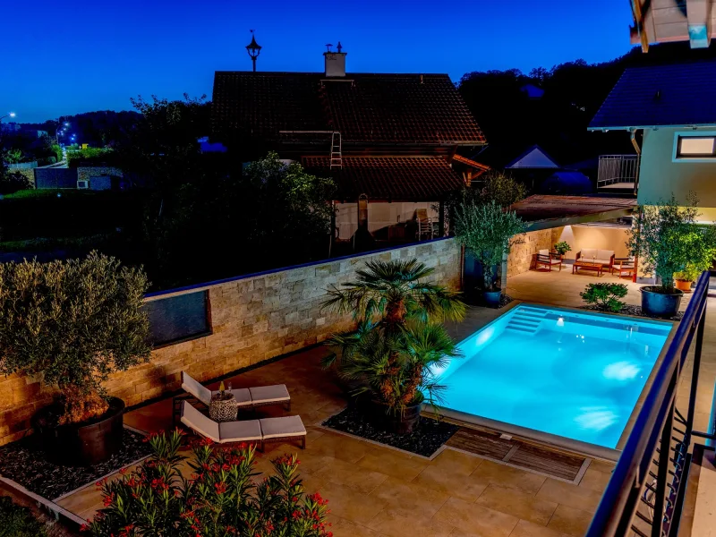 Gesamter Terrassenbereich - Haus kaufen in Gars am Inn - Luxuriöse Familien-Residenz mitmediterranem Außenpoolbereich &2 Einliegerwohnungen in Gars am Inn