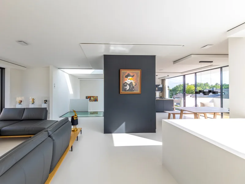 Der offene Wohn -/Ess-/ Küchenbereich mit integrierter direkter und indirekter Beleuchtung 