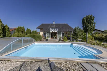 Der überdachte Außenpool lädt zum reinspringen ein  - Haus kaufen in Eichendorf - Niedrigenergiehaus mit überdachtem Pool, Wintergarten und großem Grundstück in ruhiger Lage in Eichendorf