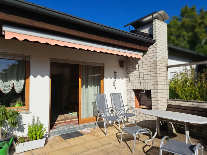 Blick auf die Terrasse - Haus kaufen in Burgkirchen - Ideales Einfamilienhaus für Familienmit großen Garten in Siedlungslagein Burgkirchen / Holzen