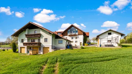 Das Einzugshaus (Hausnummer 7a) aus Südlicher Ansicht mit 3 Garagen - Haus kaufen in Diersbach - Naturliebhaber aufgepasst! Anwesen mit4 Gebäuden (ca. 650 m² WFL) und ca. 3.650 m²Grundstück - Schwimmteich und Extras!