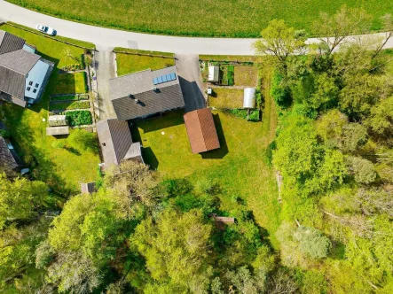 Die Vogelperspektive - Haus kaufen in Emmerting - Schönes Zweifamilienhaus mit großem Grundstückin direkter Waldrandlage in Emmerting