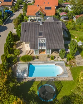 Die Rückseite in der Vogelperspektive  - Haus kaufen in Eichendorf - Niedrigenergiehaus mit überdachtem Pool, Wintergarten und großem Grundstück in ruhiger Lage in Eichendorf