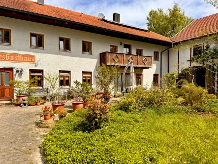 Wohngebäude mit Balkon - Haus kaufen in Schönberg - Historischer Dreiseithof mit Charm,viel Grund und Gaststätten-Konzessionin Alleinlage in Schönberg