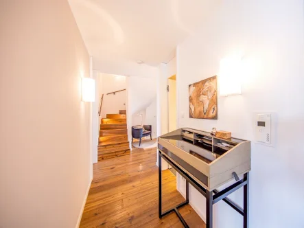 Treppe zum Dachgeschoss - Wohnung kaufen in Mühldorf am Inn - *** Preisreduzierung 18,7 % ***Hochwertige Maisonette-Wohnung  in Siedlungslage in Mühldorf am Inn