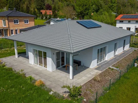 Die Sonnenkollektoren - Haus kaufen in Malching - Neuwertiger Bungalow mit großzügigenTerrassenflächen in ruhiger Lagemit unverbautem Traumblick