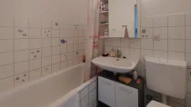 Das Badezimmer verfügt genug Platz für Bad-Utensilien