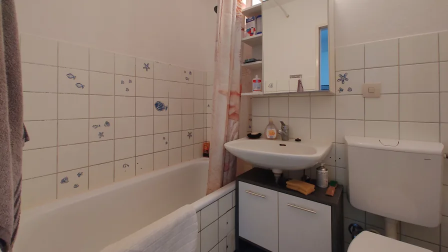 Das Badezimmer mit Badewanne