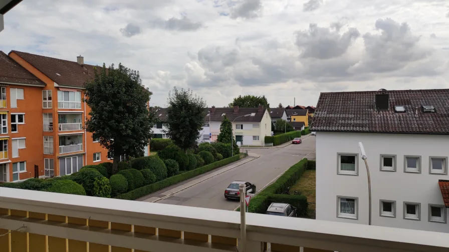 Der sonnenverwöhnte Balkon auf der Südseite der linken Einheit im Dachgeschoss