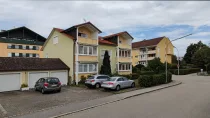 Der Zufahrtsbereich zum Mehrfamilienhaus mit 3 Außenstellplätzen und einer Doppelgarage