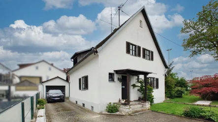 Der Garage Einfahrt - Haus kaufen in Manching - # Preisreduzierung 10,02% #Top Grundstück mit Altbestandmit viel Potential zum Ausbauen