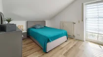 Das Schlafzimmer mit Zugang zum Balkon