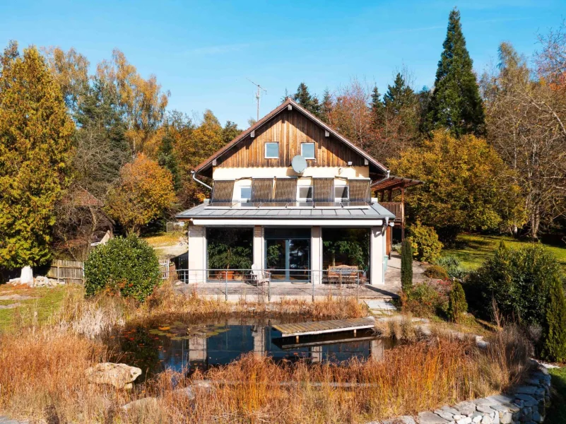 Die Südseite des Hauses mit Ansicht auf den Wintergarten und den Teich