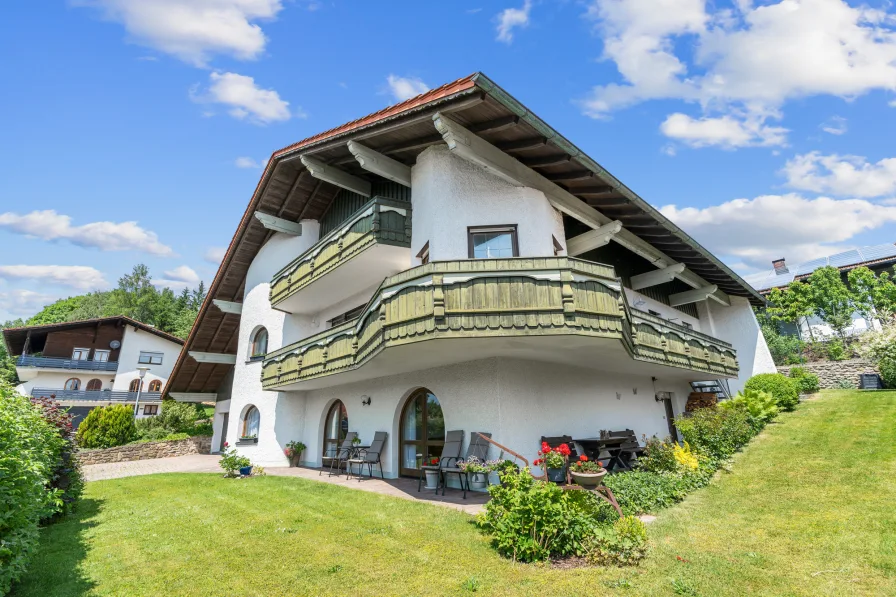 Die südwestliche Ansicht auf das Hanghaus und die Einliegerwohnung