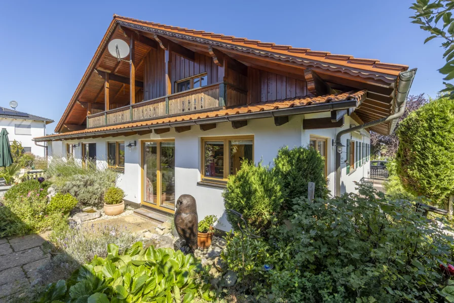 Das Landhaus mit überdachtem Balkon und überdachter Terrasse - Haus kaufen in Kößlarn - Traumhaftes Chiemgauer Alpenchalet mit großzügigem Wintergarten in ruhiger Wohnlage in Kößlarn