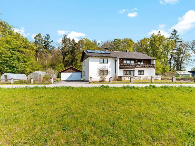 Die Vorderansicht - Haus kaufen in Emmerting - Schönes Zweifamilienhaus mit großem Grundstückin direkter Waldrandlage in Emmerting