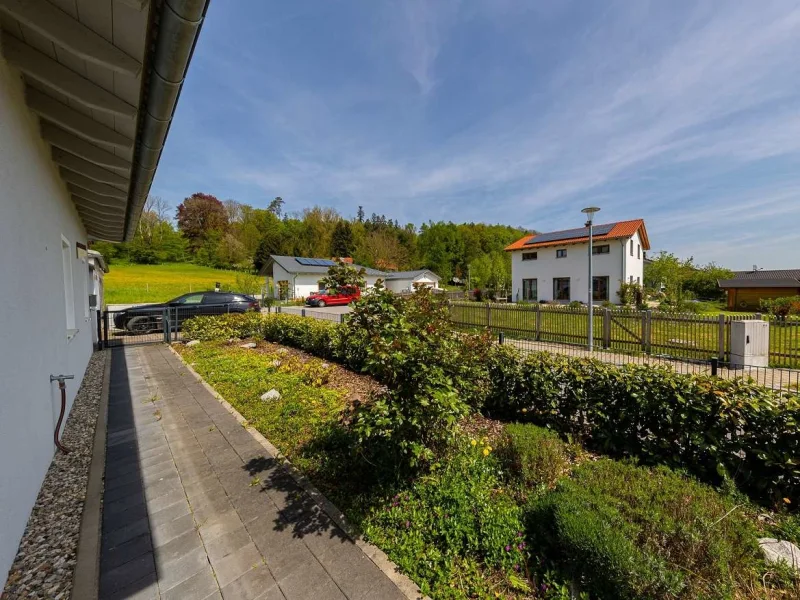 Der Garten zur Straßenseite