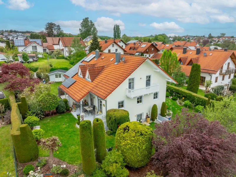 Das Gesamtobjekt von der schönen Doppelhaushälfte - Haus kaufen in Tann - Zauberhafte Doppelhaushälfte mit überdachter Terrasse, schönem Garten, bezugsfertig ab15.09.2024