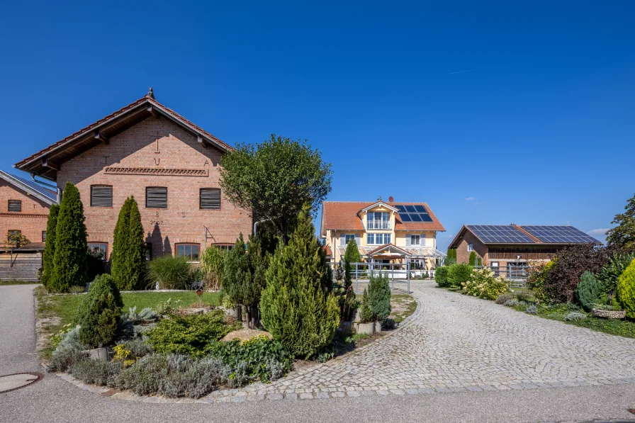 Der Blick auf die Immobilie - Haus kaufen in Wurmannsquick - Paradies für Pferde mit schickem Landhaus mit Nebengebäuden, Salon und PV-Anlage in Wurmannsquick