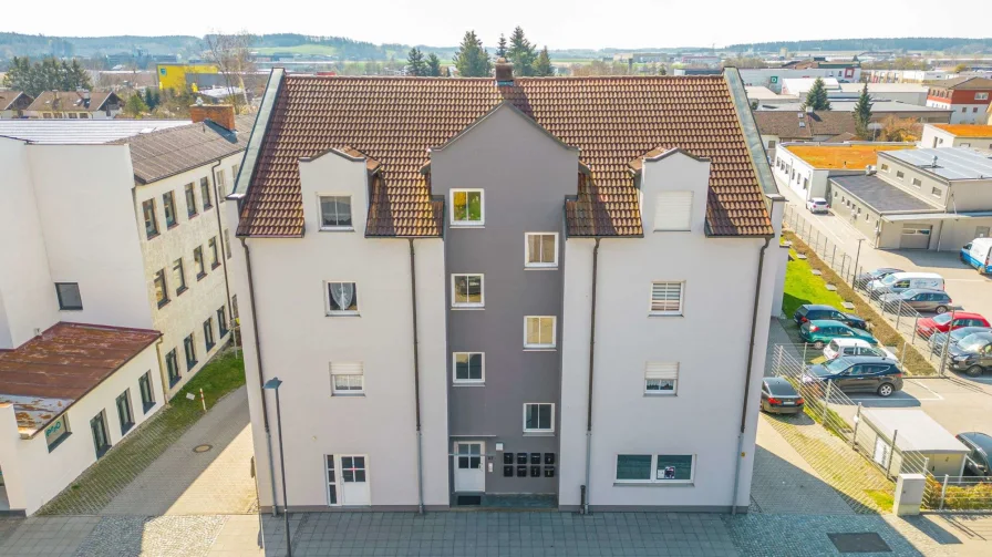 Blick von Oben auf das Haus - Wohnung kaufen in Eggenfelden - Kapitalanleger aufgepasst:Gut vermietete Dachgeschosswohnungmit ca. 80 m² Nutzfläche in Eggenfelden