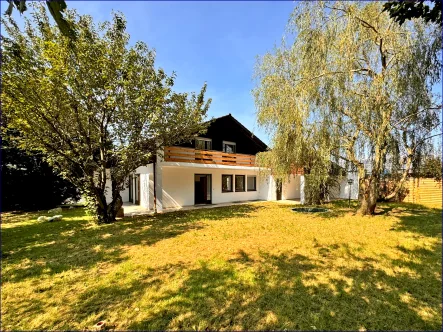 Blick vom Garten - Haus kaufen in Burgkirchen - Charmantes, freistehendes Einfamilienhaus in Siedlungslage in Burgkirchen/Holzen