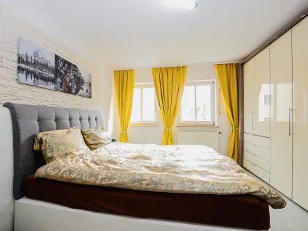 Das geräumige helle Schlafzimmer - Wohnung kaufen in Passau - 76 m² helle und großzügige Erdgeschoss-Wohnung hochwertige Ausstattung und Bauausführungin Passau - West - im Stadtteil Heining