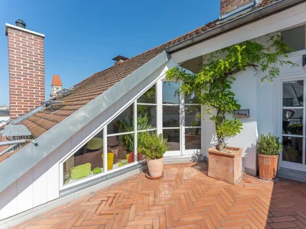 Die ruhige private Dachterrasse in Süd-Ost-Ausrichtung auf der zweiten Ebene - Wohnung kaufen in Passau - Geschmackvoll - LuxuriöseDachgeschoss-Maisonette Wohnung im Herzender historischen Altstadt Passau