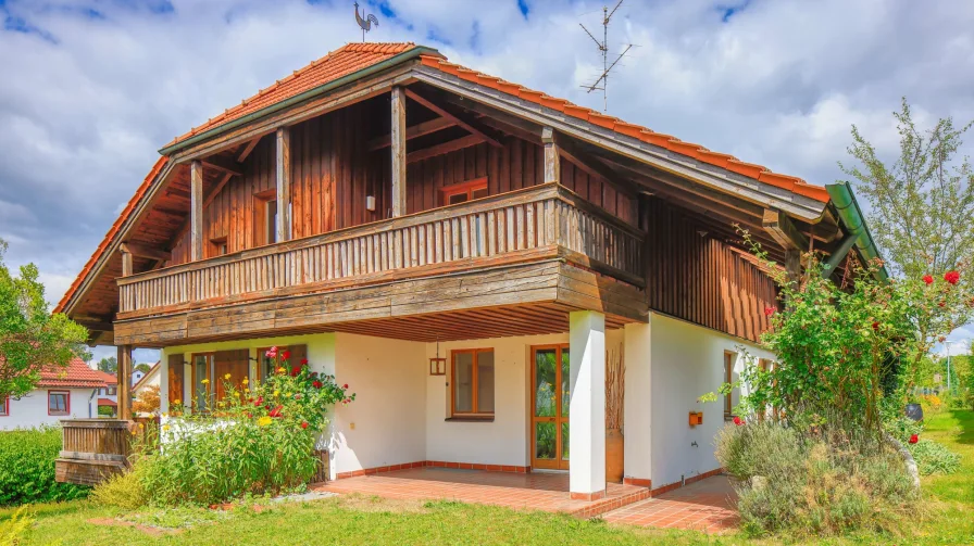 Blick auf die Terrasse - Haus kaufen in Gangkofen - ***Preisreduzierung 11,17%***Extravagantes Landhaus mit großem Grundstück und viel Potential in Gangkofen