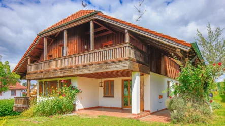 Blick auf die Terrasse - Haus kaufen in Gangkofen - Extravagantes Landhaus mit großem Grundstück und viel Potential in Gangkofen