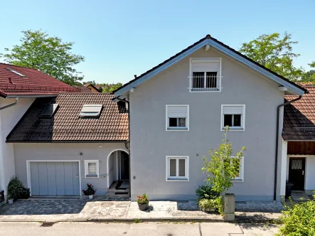 Außen_Drohne Ost_Prießnitzstr. 139_84478 Waldkraiburg - Zinshaus/Renditeobjekt kaufen in Waldkraiburg - Provisionsfrei: 4,29% Nettorendite - Zweifamilienhaus mit Wintergarten und 2 Garagen in Waldkraiburg