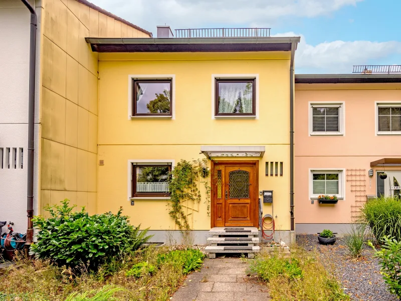 Ansicht von Ost - Haus kaufen in Waldkraiburg - Großzügig geschnittenes Reihenmittelhaus in ruhiger Wohnsiedlungslageam Stadtrand in Waldkraiburg