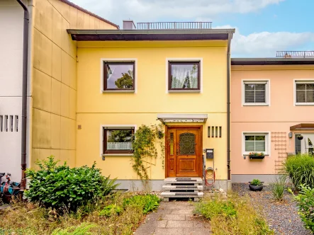 Ansicht von Ost - Haus kaufen in Waldkraiburg - ***VERKAUFT*** Großzügig geschnittenes Reihenmittelhaus in ruhiger Wohnsiedlungslageam Stadtrand in Waldkraiburg