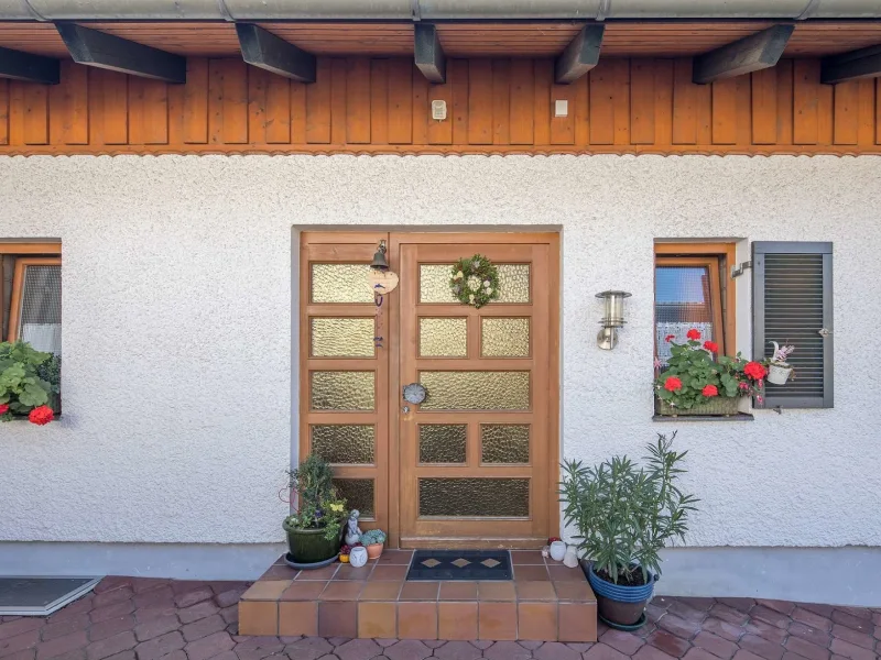 Ein herzliches Willkommen  - Haus kaufen in Eggenfelden - Charmantes Landhaus mit freier Einliegerwohnung in ruhiger, zentrumsnahe Lage in Eggenfelden