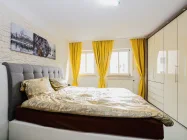 Das geräumige helle Schlafzimmer