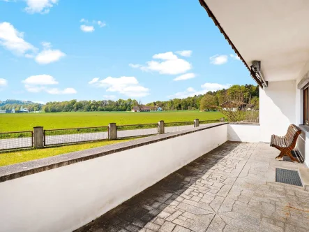 Der Blick von der Terrasse - Haus kaufen in Emmerting - Schönes Zweifamilienhaus mit großem Grundstückin direkter Waldrandlage in Emmerting