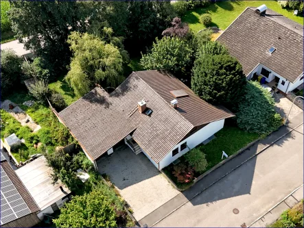 Drohnenansicht - Haus kaufen in Burgkirchen - Charmantes, freistehendes Einfamilienhaus in Siedlungslage in Burgkirchen/Holzen