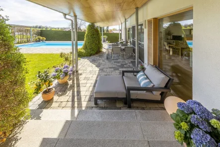  Blick vom Hauseingang - Haus kaufen in Haarbach - Oberuttlau - Stilvolle, moderne Architektenvilla mit beheizbarem Swimmingpool direkt am Golfplatz in Oberuttlau