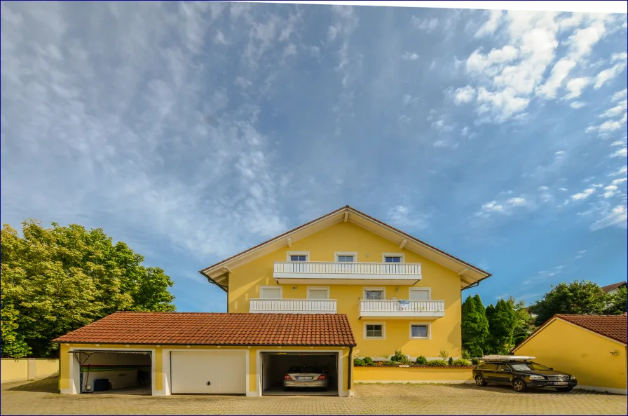 Der Blick auf das Mehrfamilienhaus mit der charmanten Erdgeschosswohnung - Wohnung kaufen in Aidenbach - Charmante und großzügige Erdgeschoss-Wohnungmit großer Terrasse und GartenanteilAidenbach - Kreis Passau