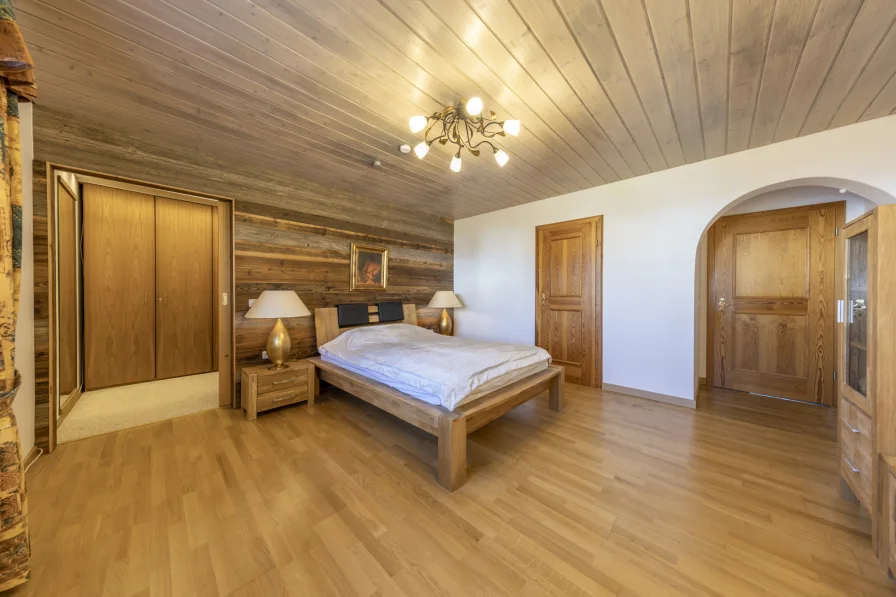 Das Schlafzimmer mit Zugang zum Ankleidezimmer