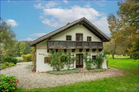  Landhaus in Alleinlage mit großem Grundstück - Haus kaufen in Triftern - Sacherl / Landhaus mit Nebengebäude und Künstlerhaus in traumhafter Alleinlage, Bachlauf und Wald