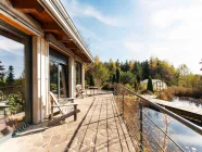 Die sonnenverwöhnte Süd-Terrasse mit Blick auf den Naturschwimmteich