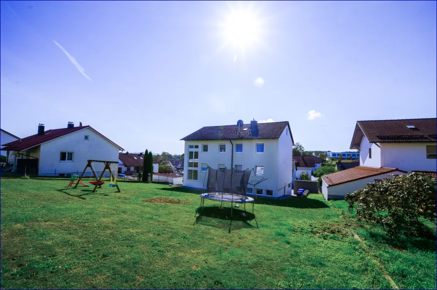 Die nördliche Ansicht auf das Haus mit viel Platz für Kinder