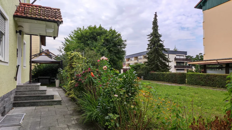 Der Fußweg zum Haus mit Blick auf den Pavillon