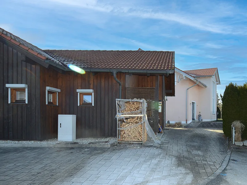 Die Zufahrt zum Einfamilienhaus mit Blick auf das Saunahaus