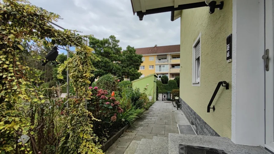 Der Fußweg zum Haus mit Blick auf das Gartenhäuschen