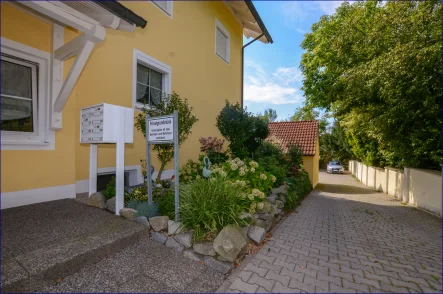 Eine weitere Ansicht auf den charmanten Eingangsbereich - Wohnung kaufen in Aidenbach - Zentral und in der Natur - AidenbachCharmante und großzügige Erdgeschoss-WohnungGartenanteil mit großer Terrasse